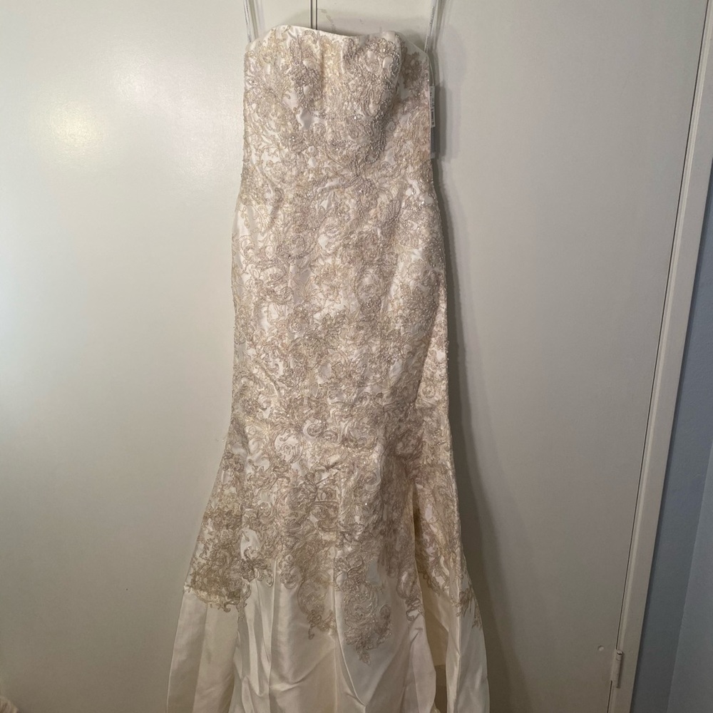 Oleg Cassini wedding gown size 4